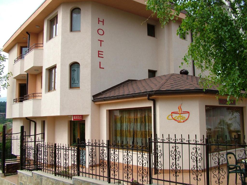 een gebouw met een hek ervoor bij Family Hotel Emaly 1 in Bankya