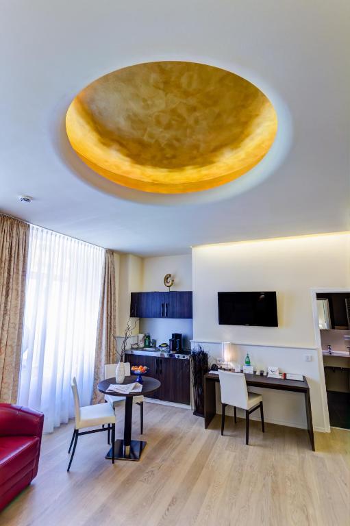 Kuchyň nebo kuchyňský kout v ubytování The Heidelberg Exzellenz Hotel