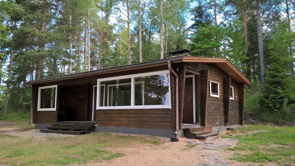 a small cabin in the middle of a forest at Mertala Raijan Aitta in Mikkeli