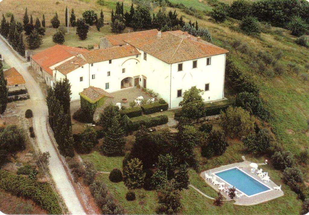 una vista aérea de una casa con piscina en Agriturismo Il Palazzaccio, en Galliano