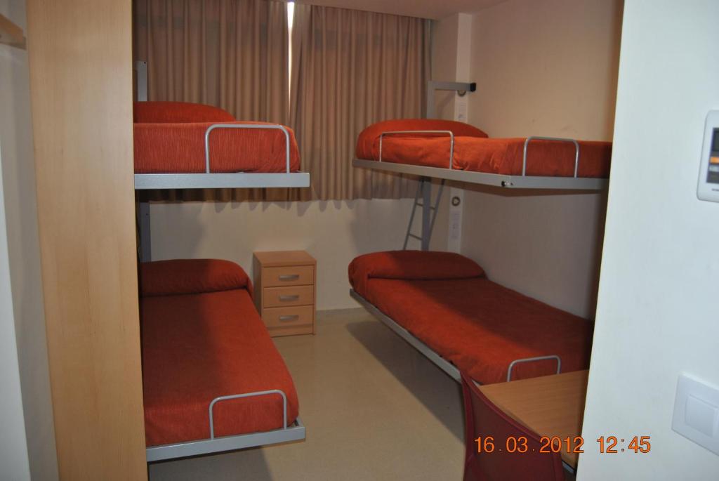 Palanda nebo palandy na pokoji v ubytování Albergue Inturjoven Jerez De La Frontera