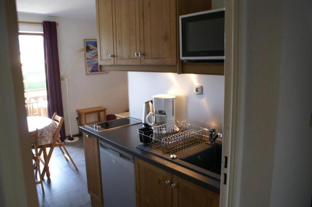 een keuken met een wastafel en een aanrecht bij SOLEIL BLANC C27 in Montriond