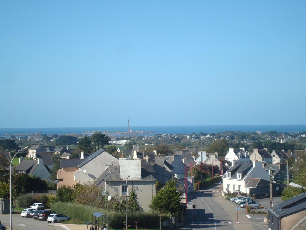 - une vue sur une ville avec des maisons et une rue dans l'établissement Les Balcons de Penquéar, à Plouguerneau