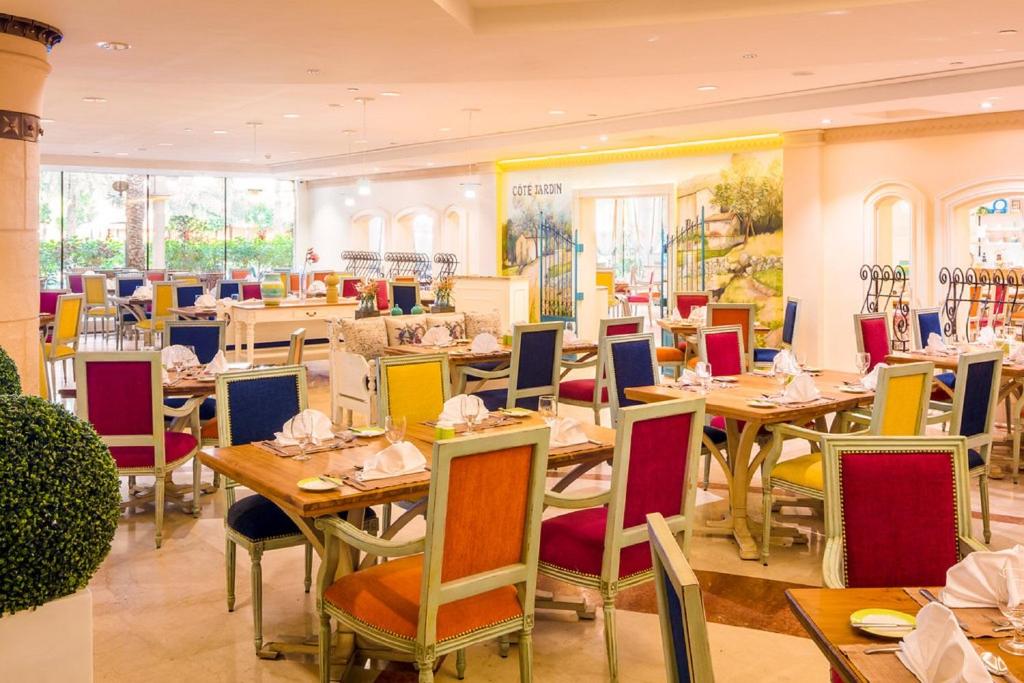 Restaurace v ubytování Coral Beach Resort Sharjah
