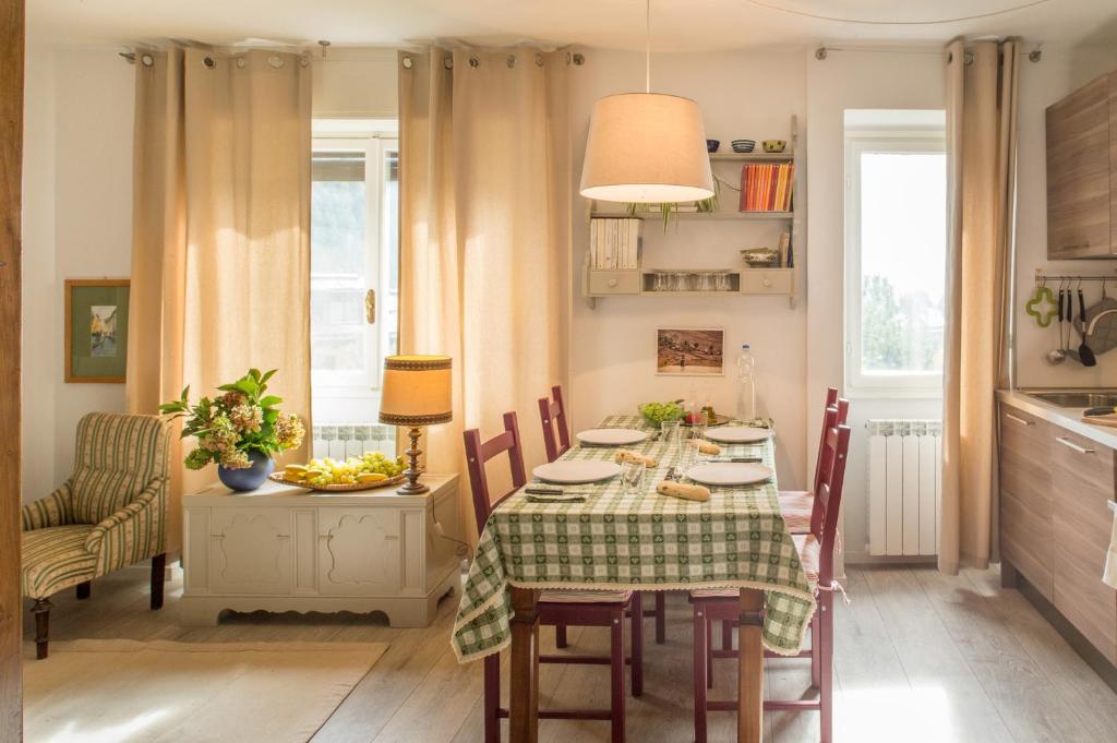 a kitchen and dining room with a table and chairs at Casa Nia in Madonna di Campiglio