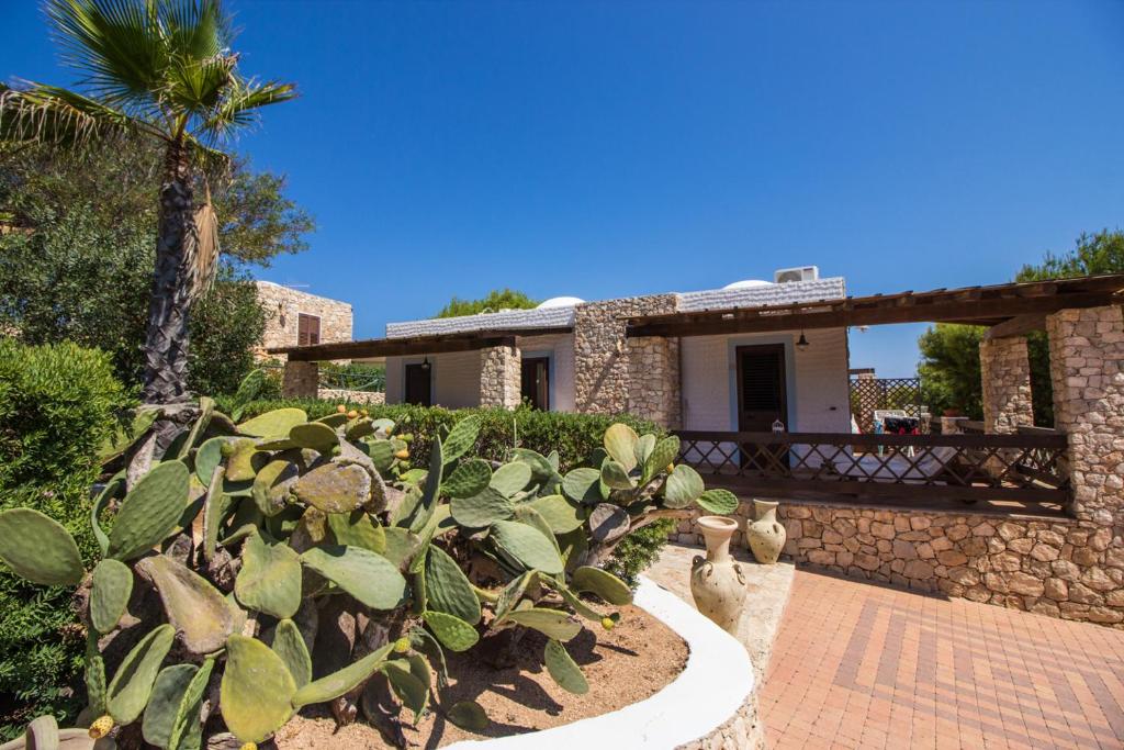 una casa con molte piante davanti di Luna di Ponente a Lampedusa