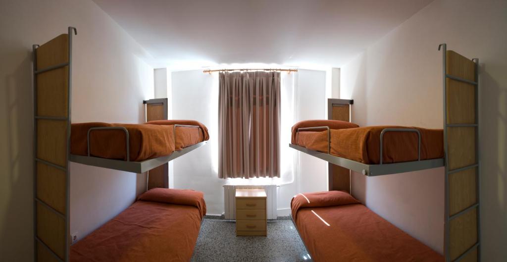A bed or beds in a room at Albergue Inturjoven Granada