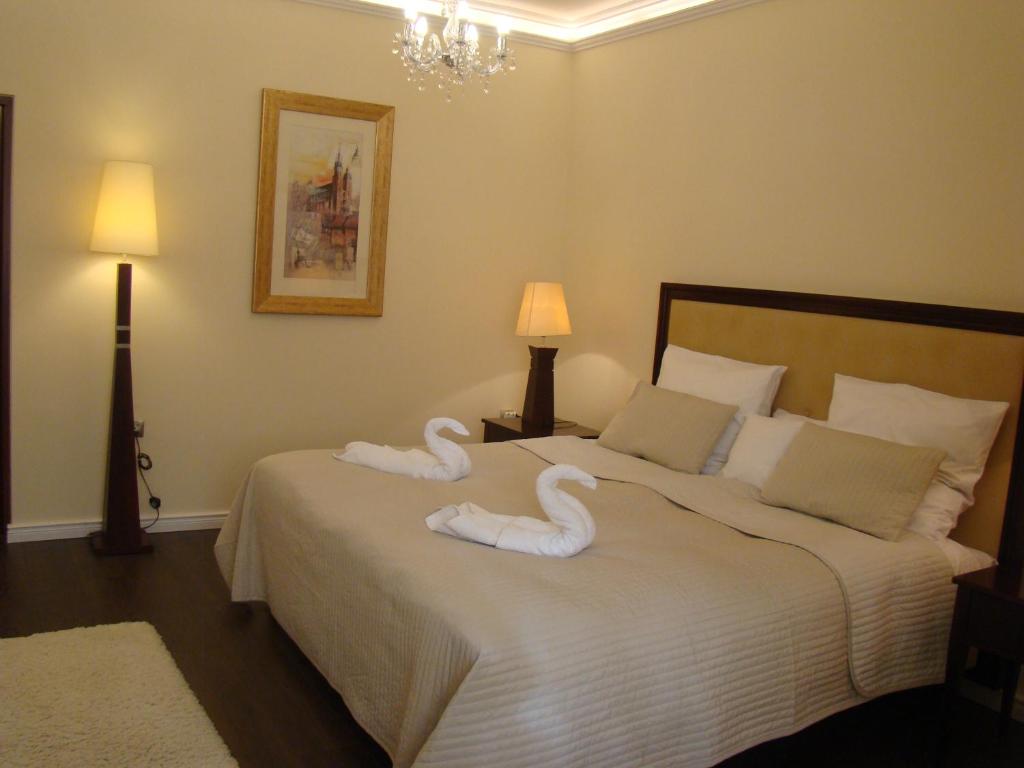 dwa łabędzie ręczniki na łóżku w sypialni w obiekcie Ricardpol Noclegi w Tarnowie