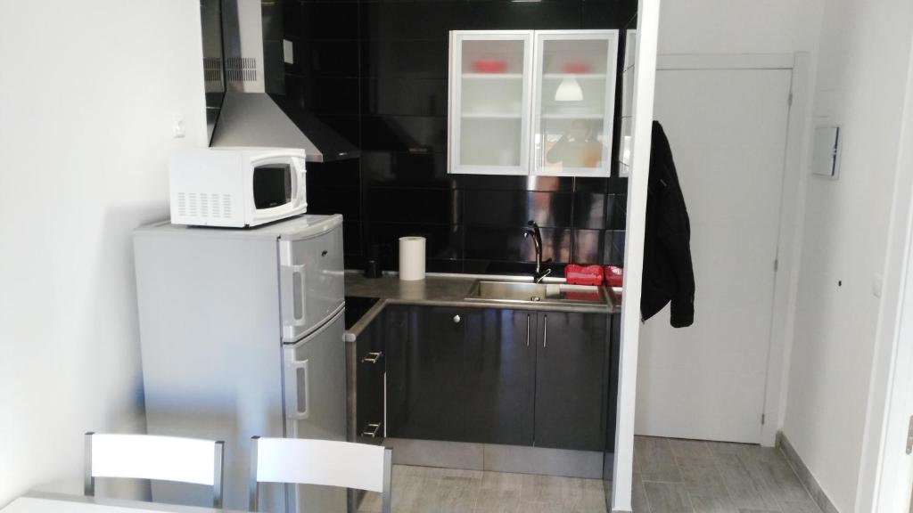 アリカンテにあるTemporary Alicante TMの小さなキッチン(白い冷蔵庫、電子レンジ付)
