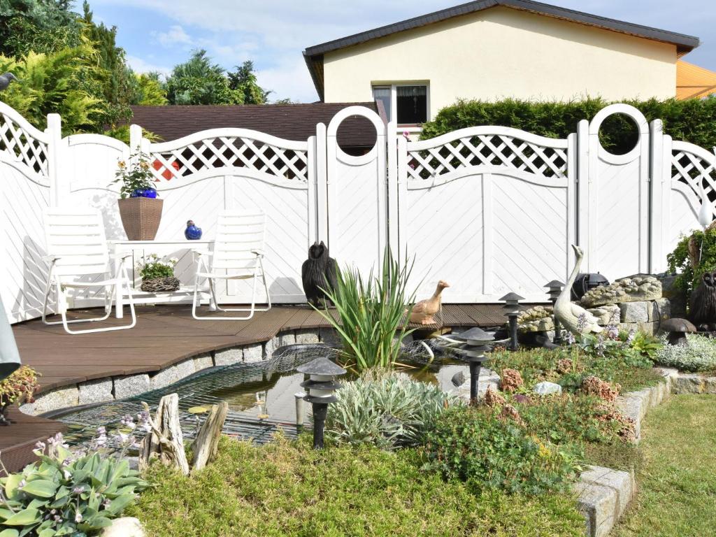 NeubukowにあるHomey Bungalow with Roofed Terrace Garden Garden Furnitureのギャラリーの写真