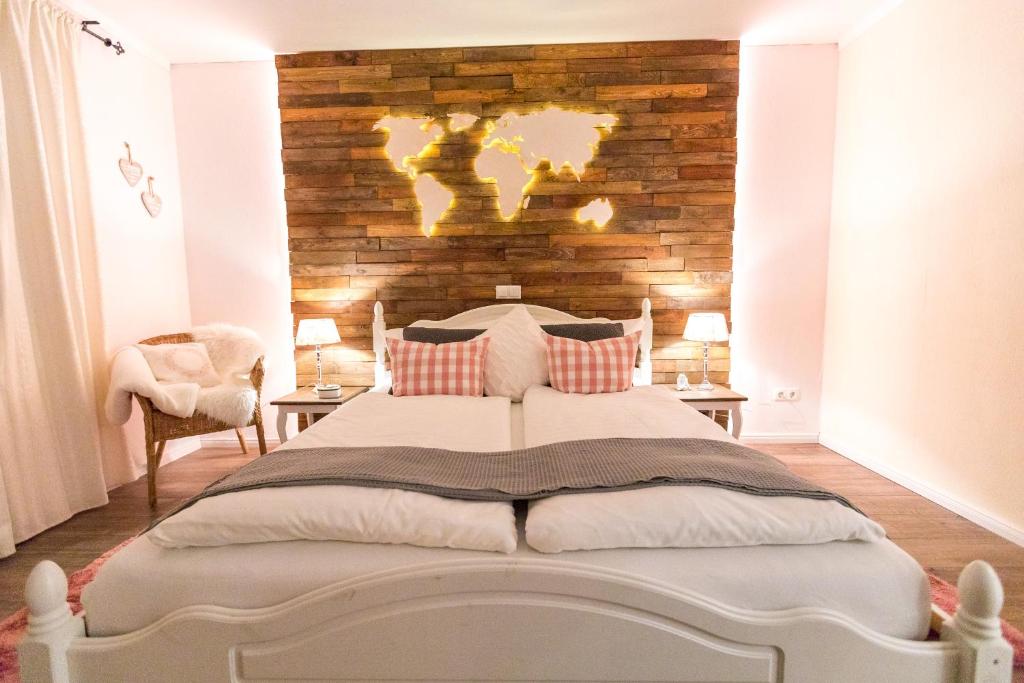 ein Schlafzimmer mit einem großen Bett mit Ziegelwand in der Unterkunft Landhaus in Swisttal