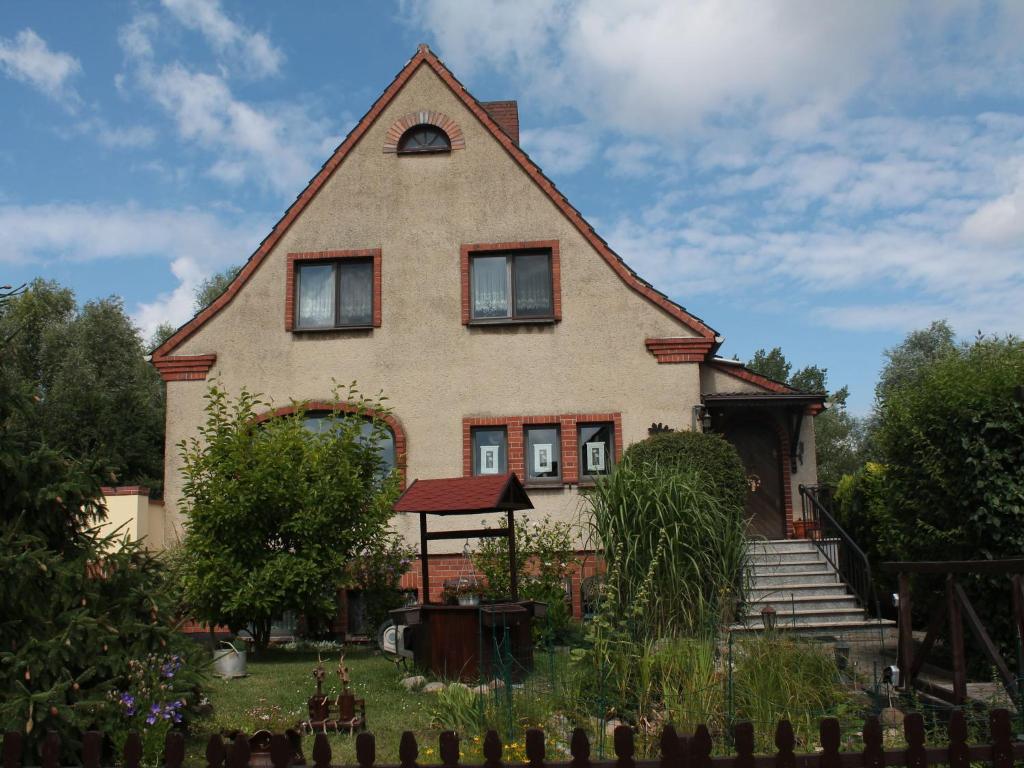 ヴィスマールにあるSerene Apartment with Private Terrace in Wismarの葺屋根の家