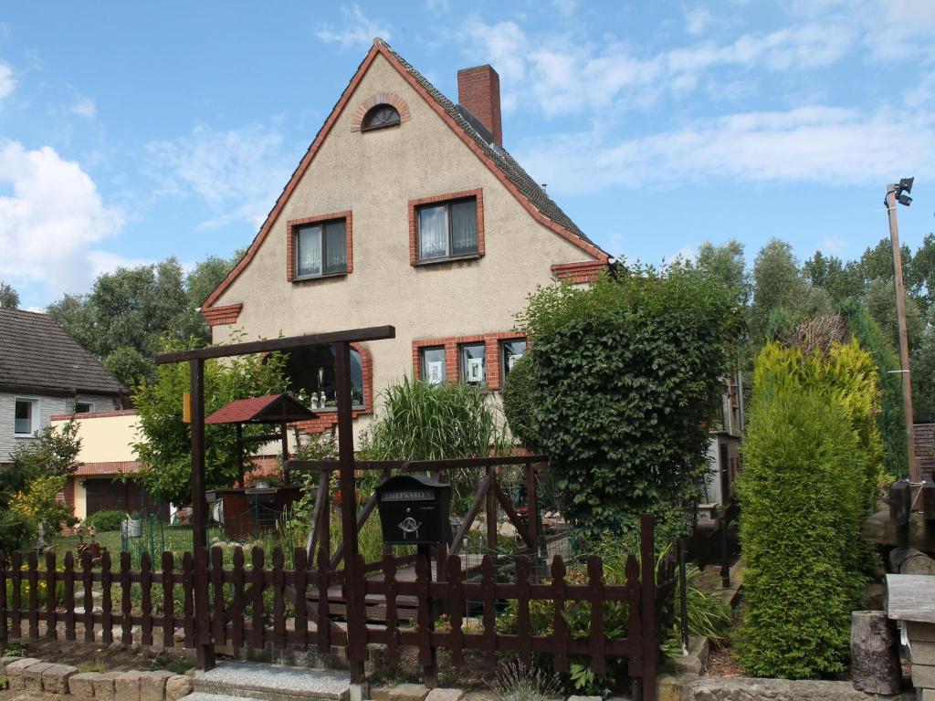 une maison avec une clôture devant dans l'établissement Wohnung mit eigener Terrasse in Wismar, à Wismar