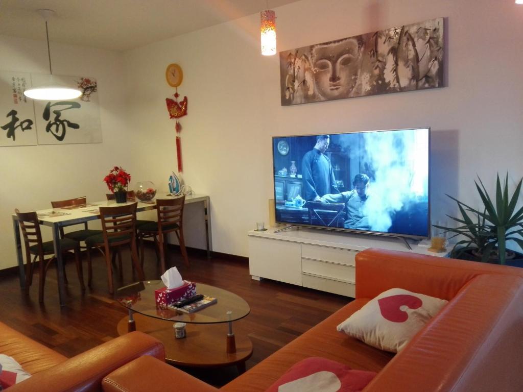 Televízia a/alebo spoločenská miestnosť v ubytovaní Jie Apartment