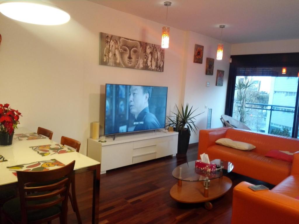 Televízia a/alebo spoločenská miestnosť v ubytovaní Jie Apartment