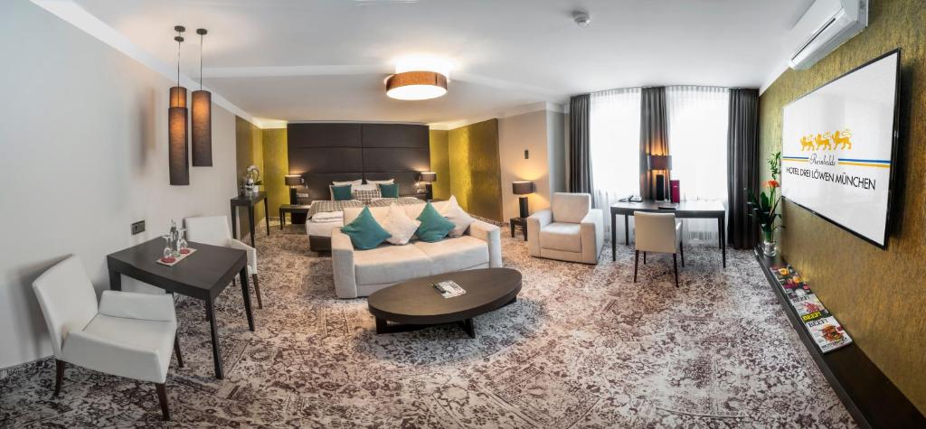慕尼黑的住宿－德瑞洛溫酒店，客厅配有沙发和桌子