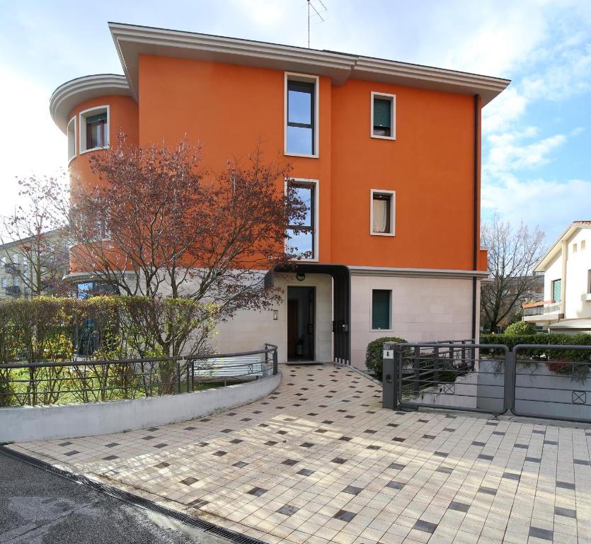 un edificio anaranjado con una entrada delante de él en Round Venice, en Marghera