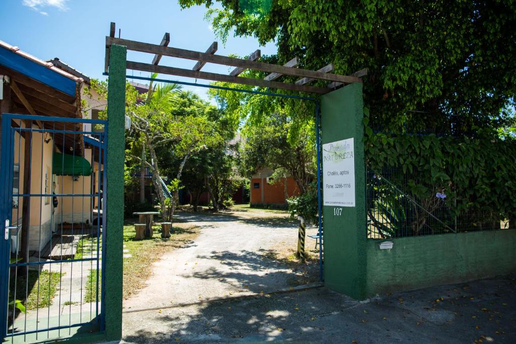 una puerta verde con un cartel delante de un patio en Pousada Natureza, en Florianópolis