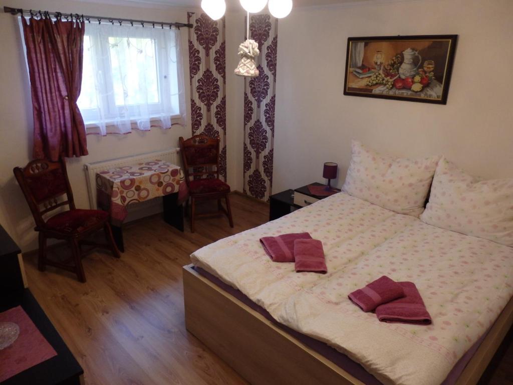 Postel nebo postele na pokoji v ubytování Pivnička pod Čachtickým hradom