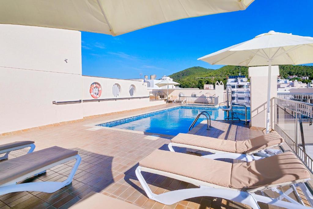 Aparthotel Duquesa Playa, Santa Eularia des Riu – Updated ...