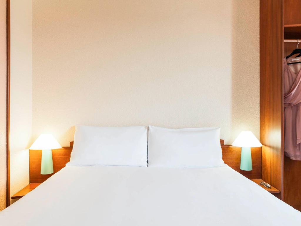 Postel nebo postele na pokoji v ubytování ibis Douala