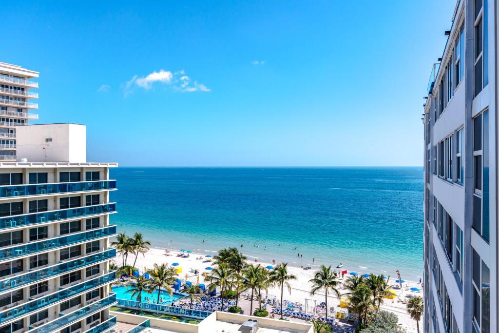 uitzicht op het strand vanaf het balkon van een gebouw bij Ocean Beach Condo 3BR On the Sand 911 in Fort Lauderdale