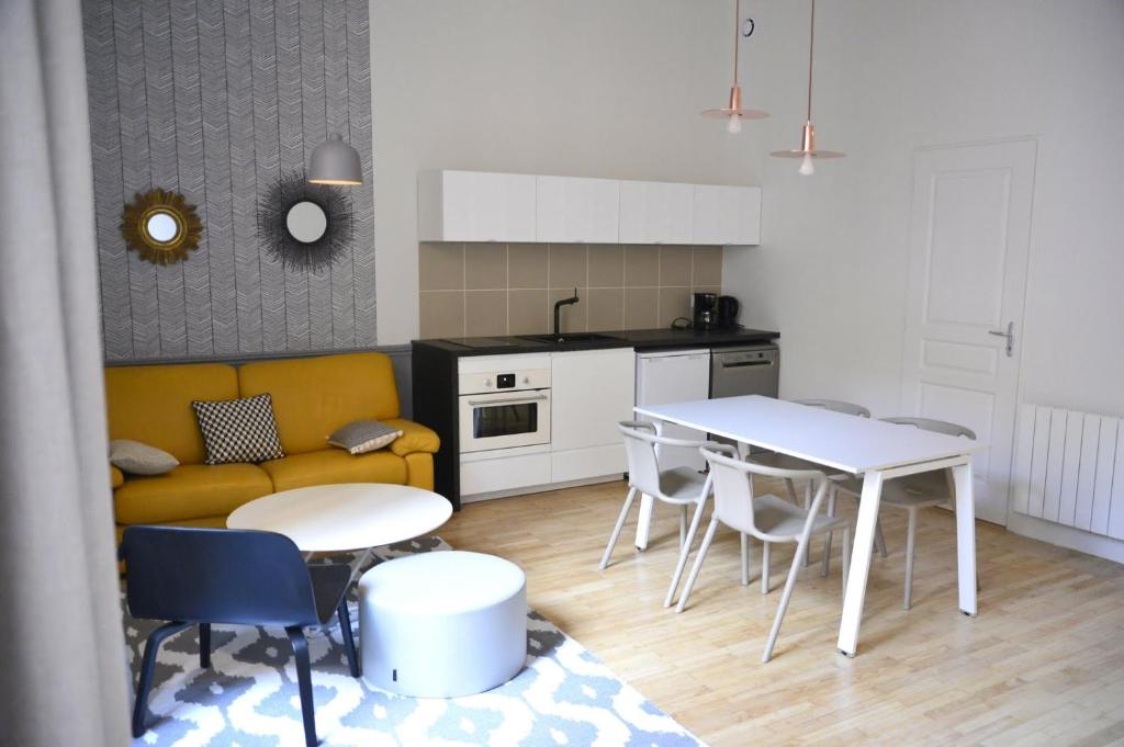 cocina y sala de estar con sofá amarillo y mesa en Cosy apartment ideally located in the Old Town, en Lyon