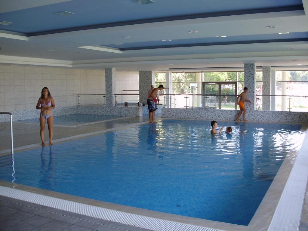 Bazén v ubytovaní Club 218 Wellness + Panoráma Apartman Siófok alebo v jeho blízkosti