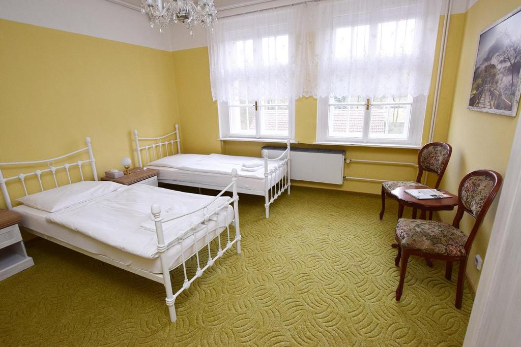 Postel nebo postele na pokoji v ubytování Penzion Klášter