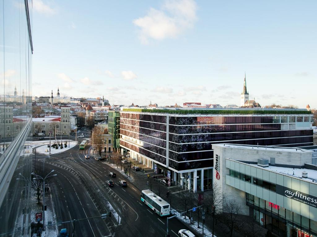 a view of a city street with a building at Viru Väljak Lux Apartment in Tallinn