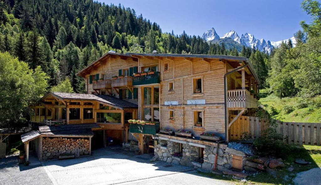 a log cabin in the middle of a forest at Hôtel Le Jeu de Paume in Chamonix