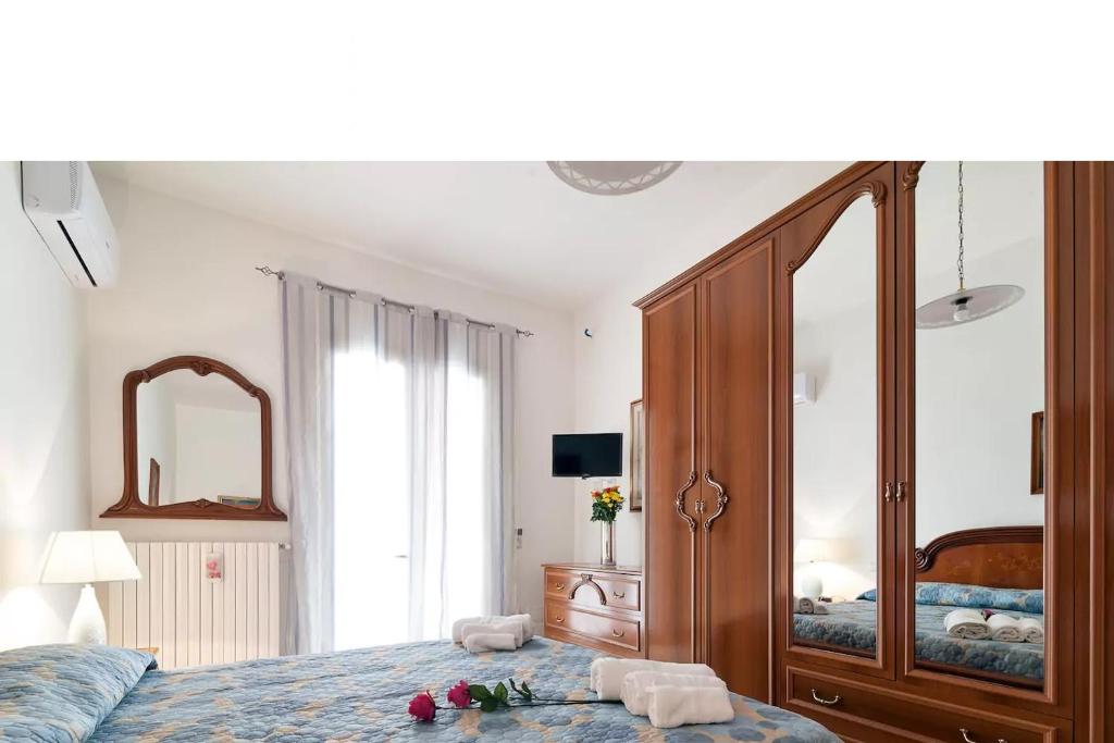 NovoliにあるLe Dimore di Palmaのベッドルーム1室(鏡と花付)