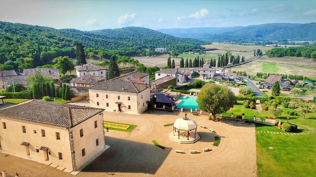 eine Luftansicht eines Gebäudes mit einem Pavillon in der Unterkunft La Bagnaia Golf Resort in Bagnaia