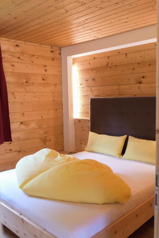 Postel nebo postele na pokoji v ubytování Ferienhütte Premstlahof