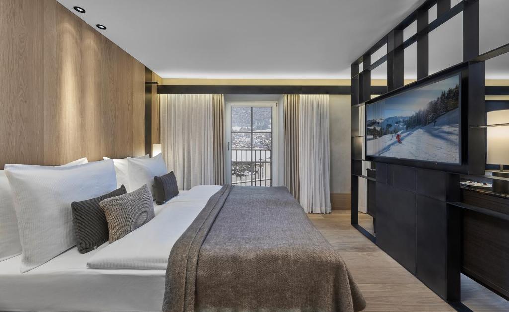 Postel nebo postele na pokoji v ubytování Hotel Weisses Roessl