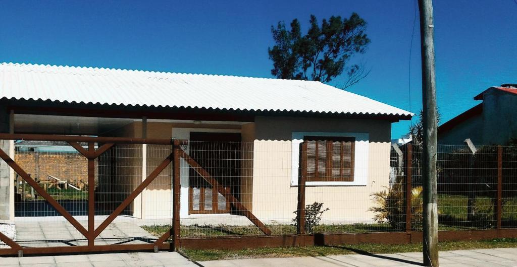 a house with a fence in front of it at Casa Xangri-lá in Xangri-lá