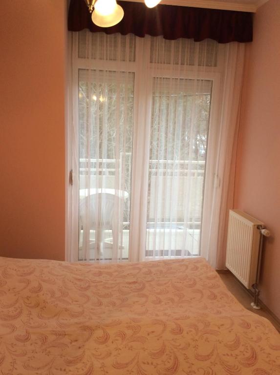 A bed or beds in a room at Klára appartman