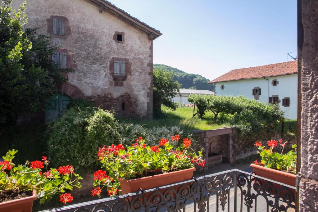 A garden outside Casa Rural Bordaberea