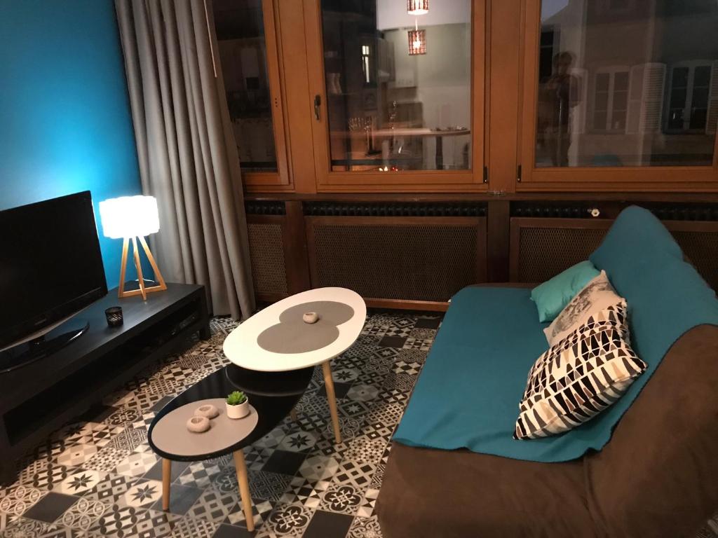 un salon avec un canapé et une télévision dans l'établissement F2 41m2 Metz Hyper-centre, à Metz