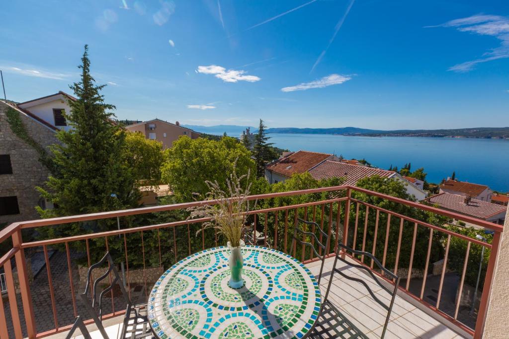un balcon avec une table et une vue sur l'eau dans l'établissement Apartman Zrinko, à Dramalj