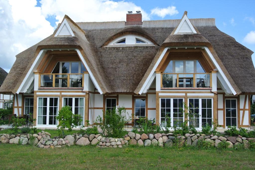 a large house with a gambrel roof at Reethaus Seeadler in Baabe