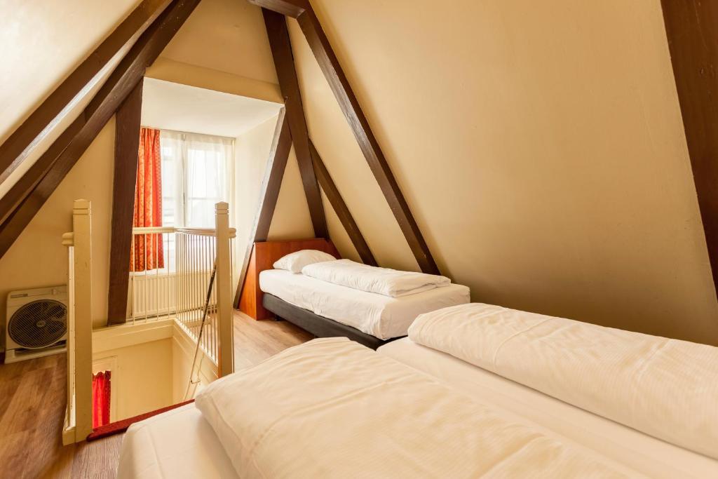 Een bed of bedden in een kamer bij A-Train Hotel