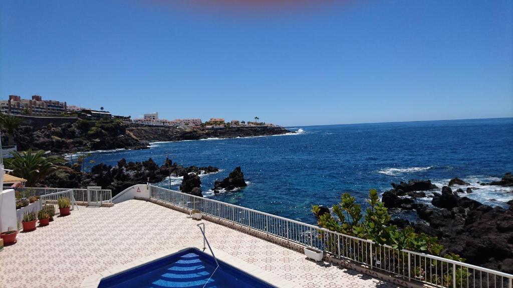 プエルト・デ・サンティアゴにあるArenasの家のバルコニーから海の景色を望めます。