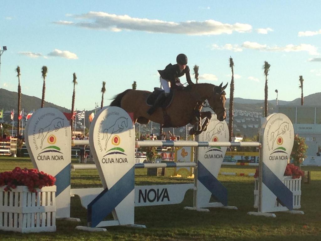 une personne à cheval sautant sur un obstacle dans l'établissement Casa en playa Oliva y MET, à Oliva