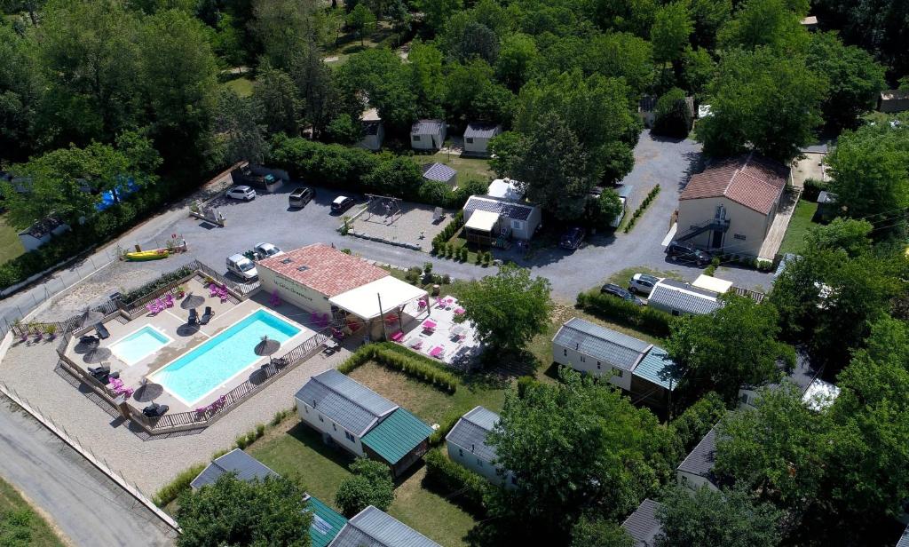 Bazén v ubytování Camping Le Coin Charmant nebo v jeho okolí