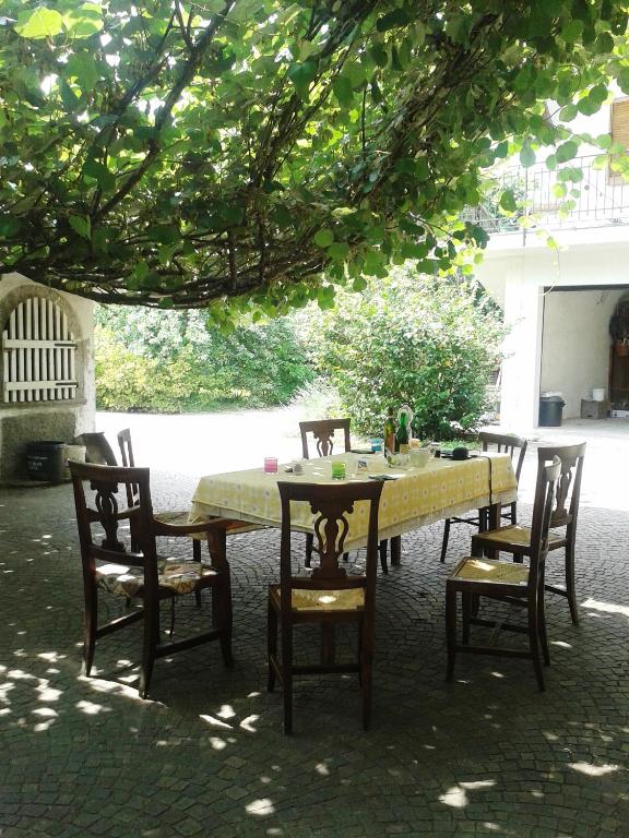 a table and chairs sitting under a tree at Talonno il frutteto in Invorio Inferiore