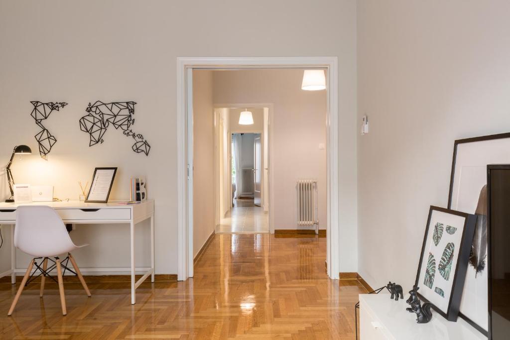 Televízia a/alebo spoločenská miestnosť v ubytovaní Sleek Flat in Central Syntagma by UPSTREET