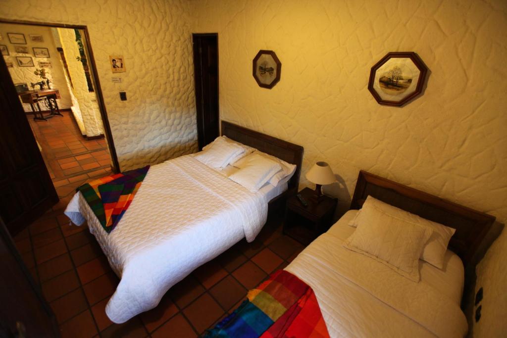 Postel nebo postele na pokoji v ubytování HOTEL Quito Antiguo