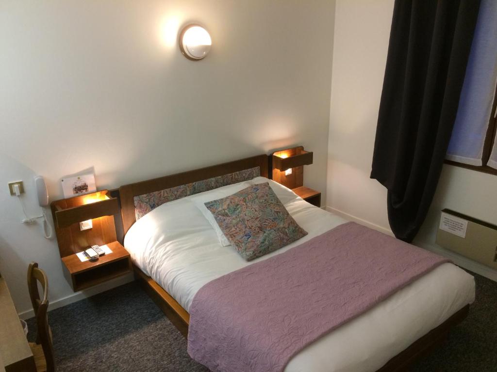 Postel nebo postele na pokoji v ubytování LOGIS Hôtel LE DAHU