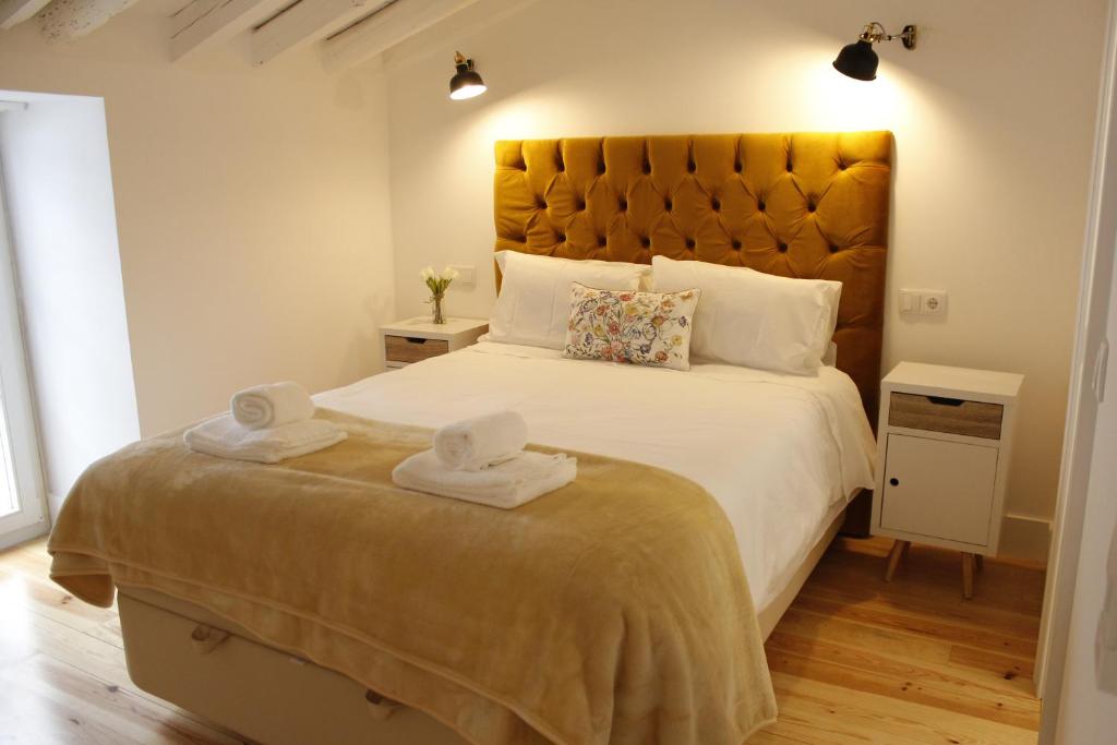 リスボンにあるAugusta Street - 4 Esqのベッドルーム1室(大型ベッド1台、タオル2枚付)